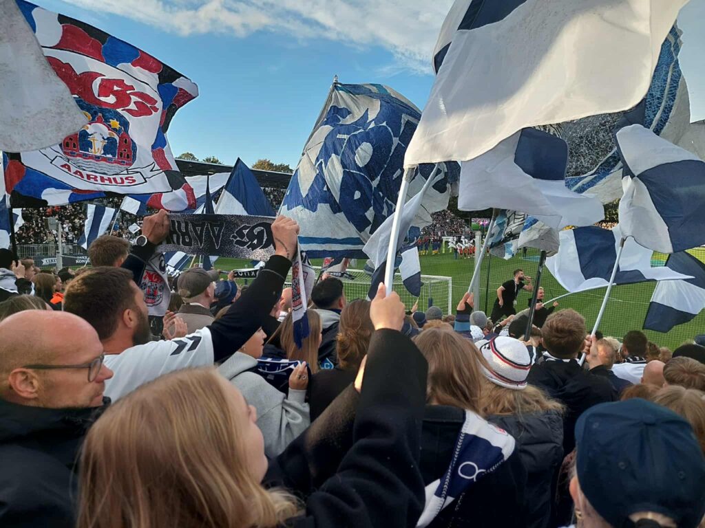 AGF-fans på stemningsafsnittet på Ceres Park Vejlby med flag og halstørklæder.