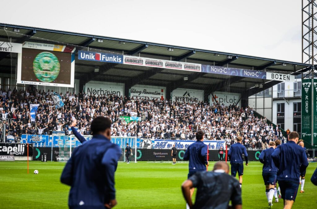 AGF-fans og spillere i Viborg.