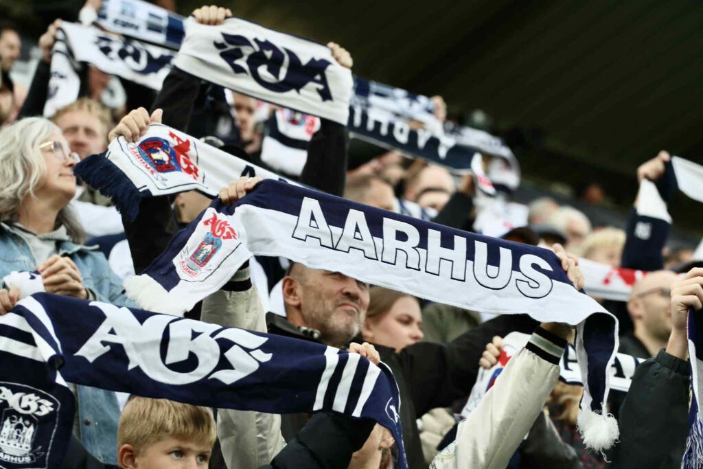 AGF-halstørklæder i vejret på Ceres Park Vejlby.