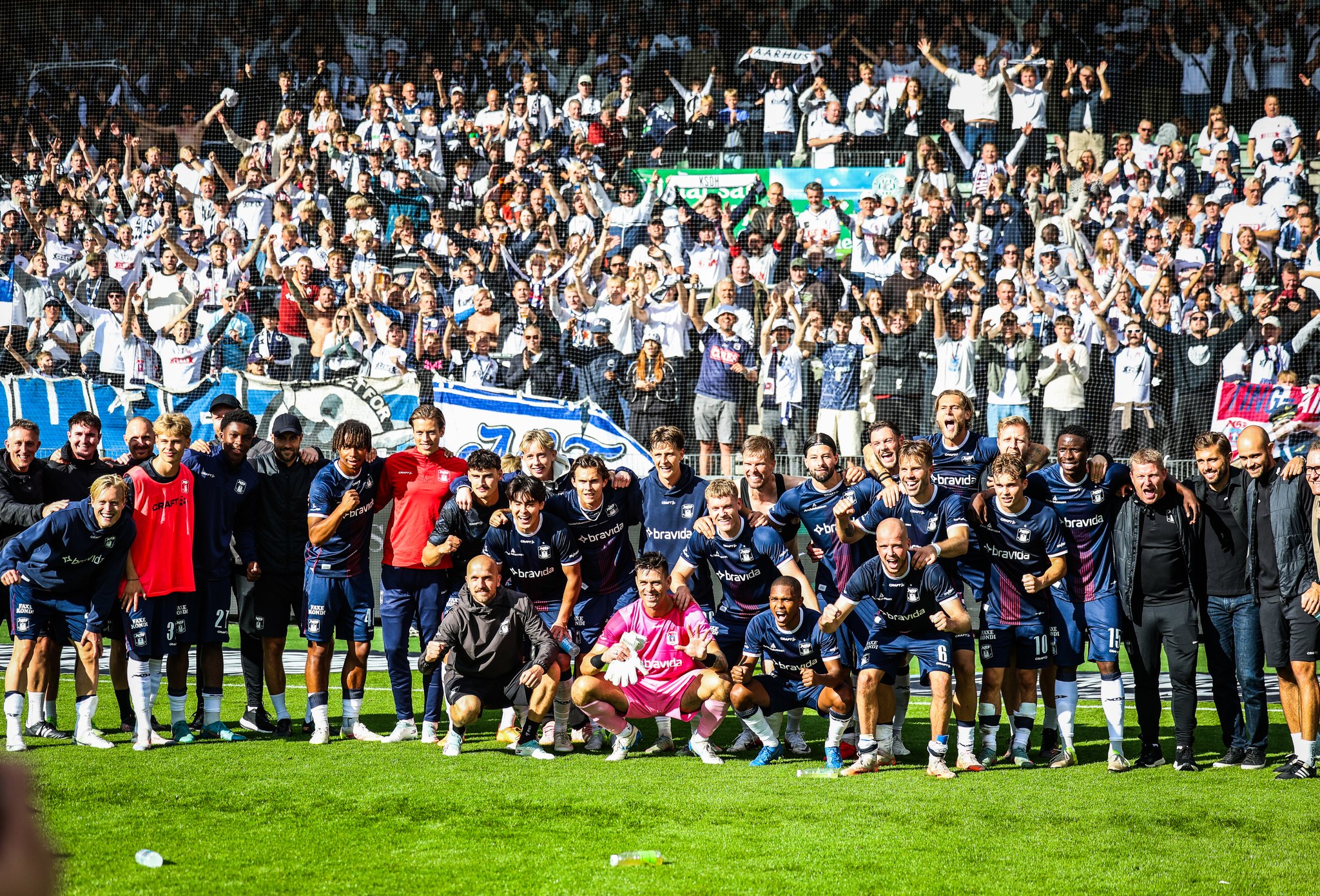 AGF-holdet med sejrsbillede med fansene efter sejr over Viborg FF.