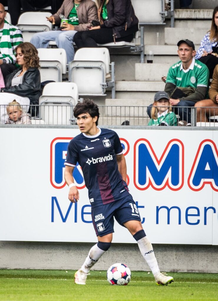 Eric Kahl med bolden mod Viborg FF.