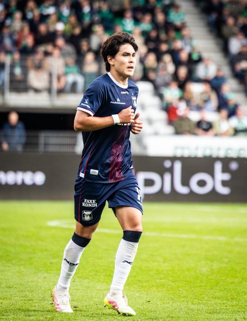 Eric Kahl løber i udebanetrøjen for AGF.