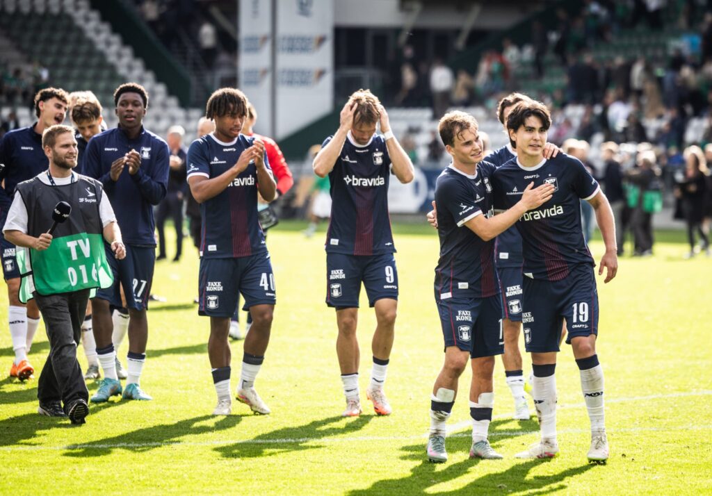 AGF-holdet med Eric Kahl i spidsen fejrer en sejr over VFF.