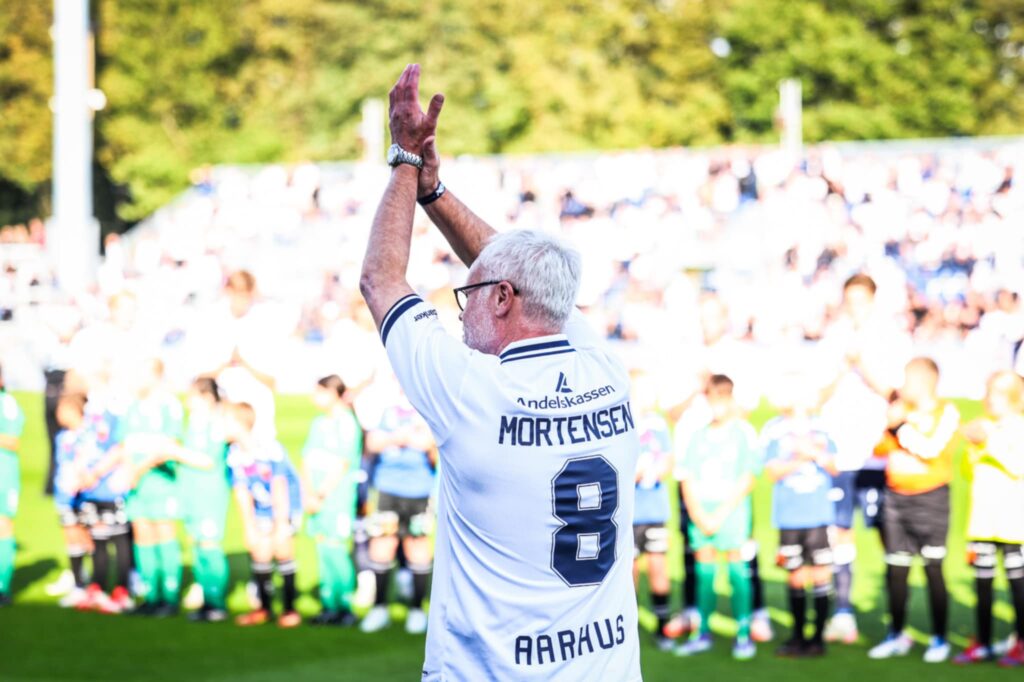 Henrik Mortensen klapper til fans i forbindelse med Legendernes Dag 2025.