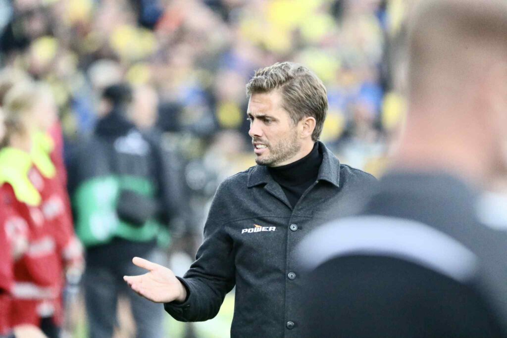 Jakob Poulsen på sidelinjen mod Brøndby IF.