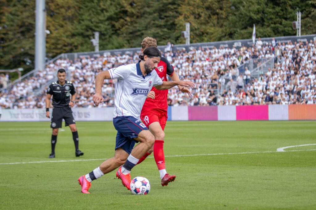 Kevin Yakob dribler med bolden mod Vejle Boldklub i Vejlby.