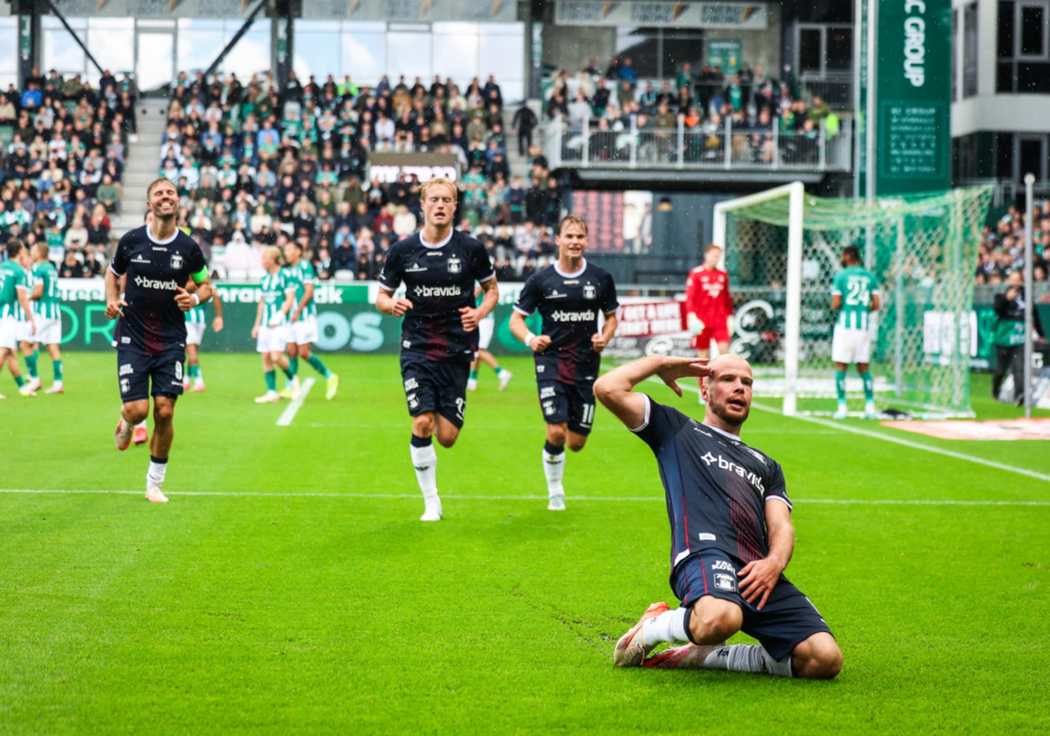 Nicolai Poulsen jubler efter scoring imod Viborg FF.