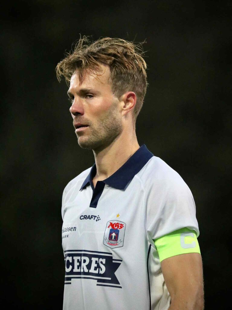 Patrick Mortensen med anførerbind på armen.