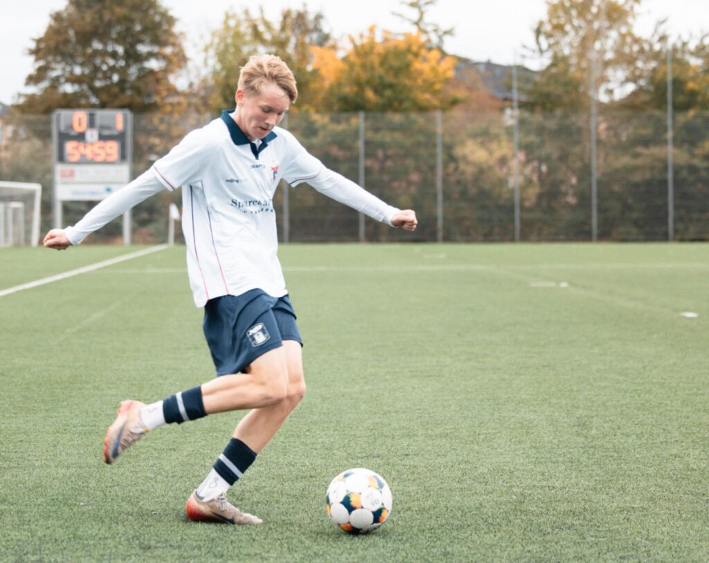 Zander Grantzau med bolden på Fredensvang.