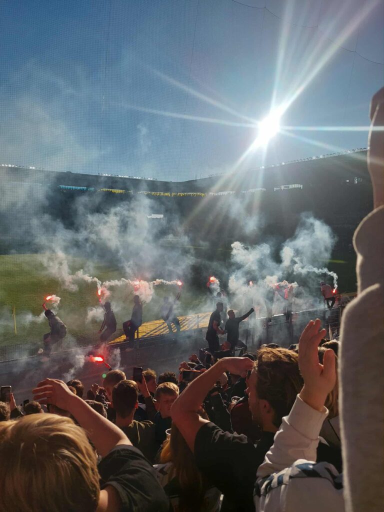 AGF-fans på lægterne på Brøndby Stadion.