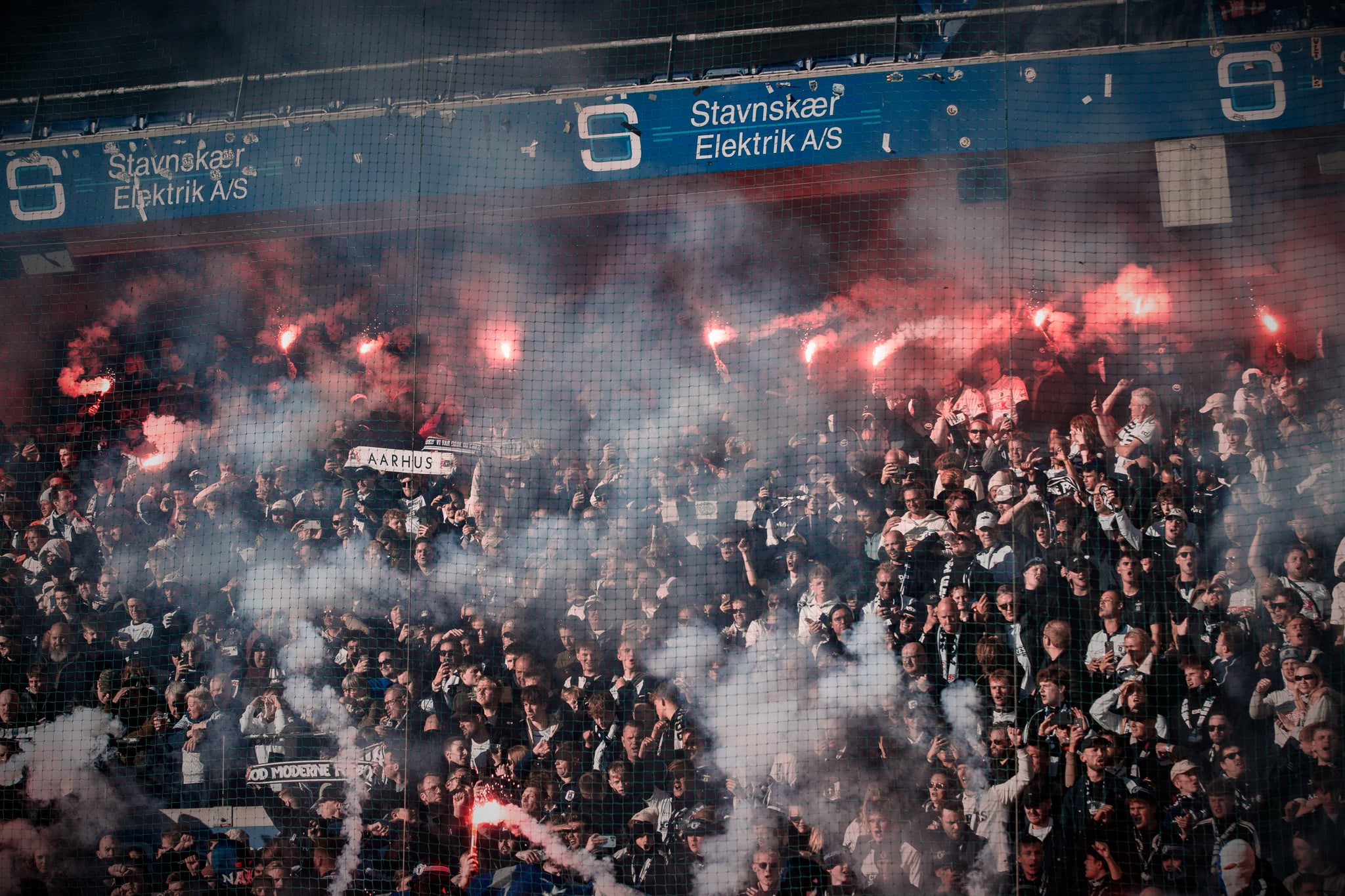 AGF-fans på Brøndby Stadion med pyroteknik.