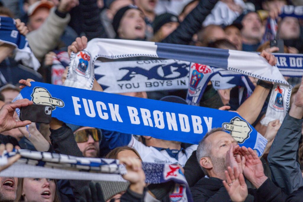 AGF-halstørklæder i luften på Brøndby Stadion.