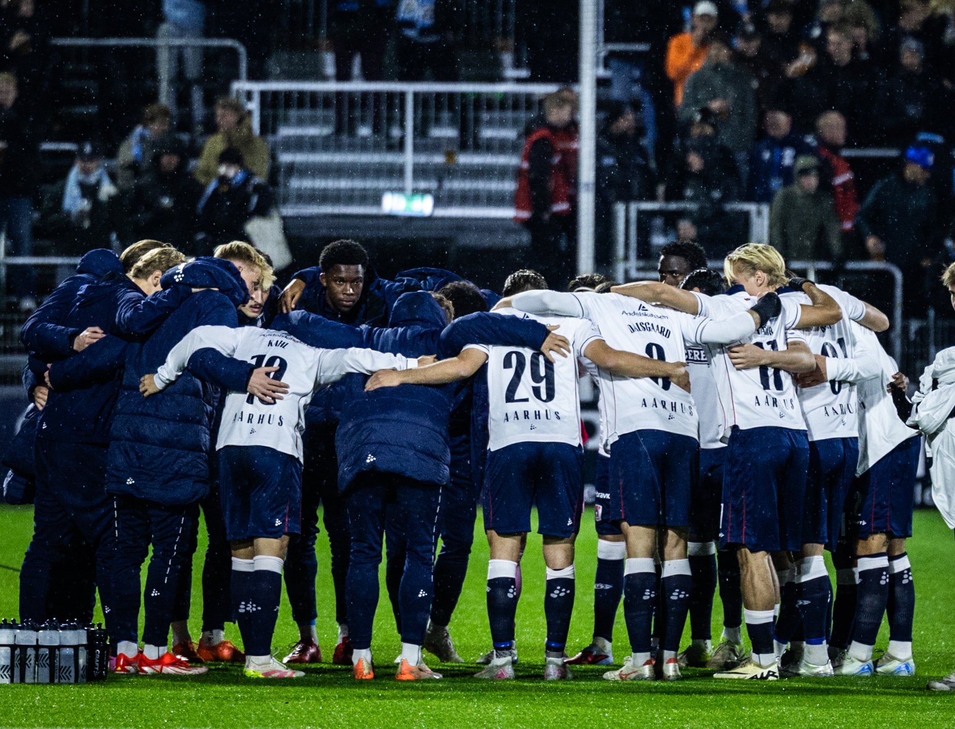 Holdcirkel inden kamp på Ceres Park Vejlby.