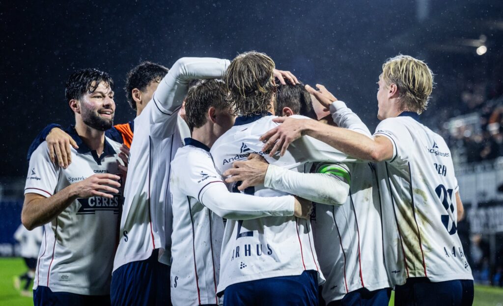 Holdjubel efter scoring på Ceres Park Vejlby mod Sønderjyske.