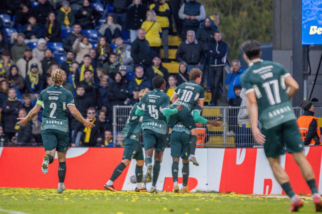 Holdjubel efter scoring på Brøndby Stadion.