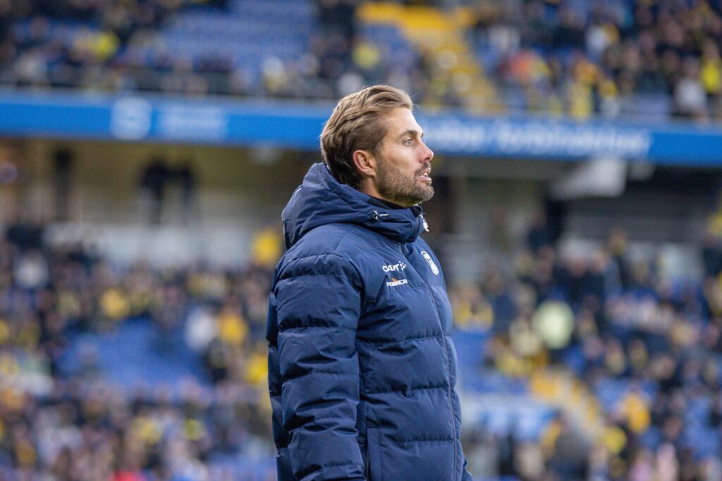 Jakob Poulsen på sidelinjen på Brøndby Stadion.