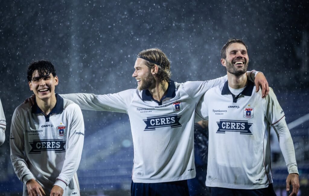 Kahl, Beijmo og Mortensen fejrer en sejr.