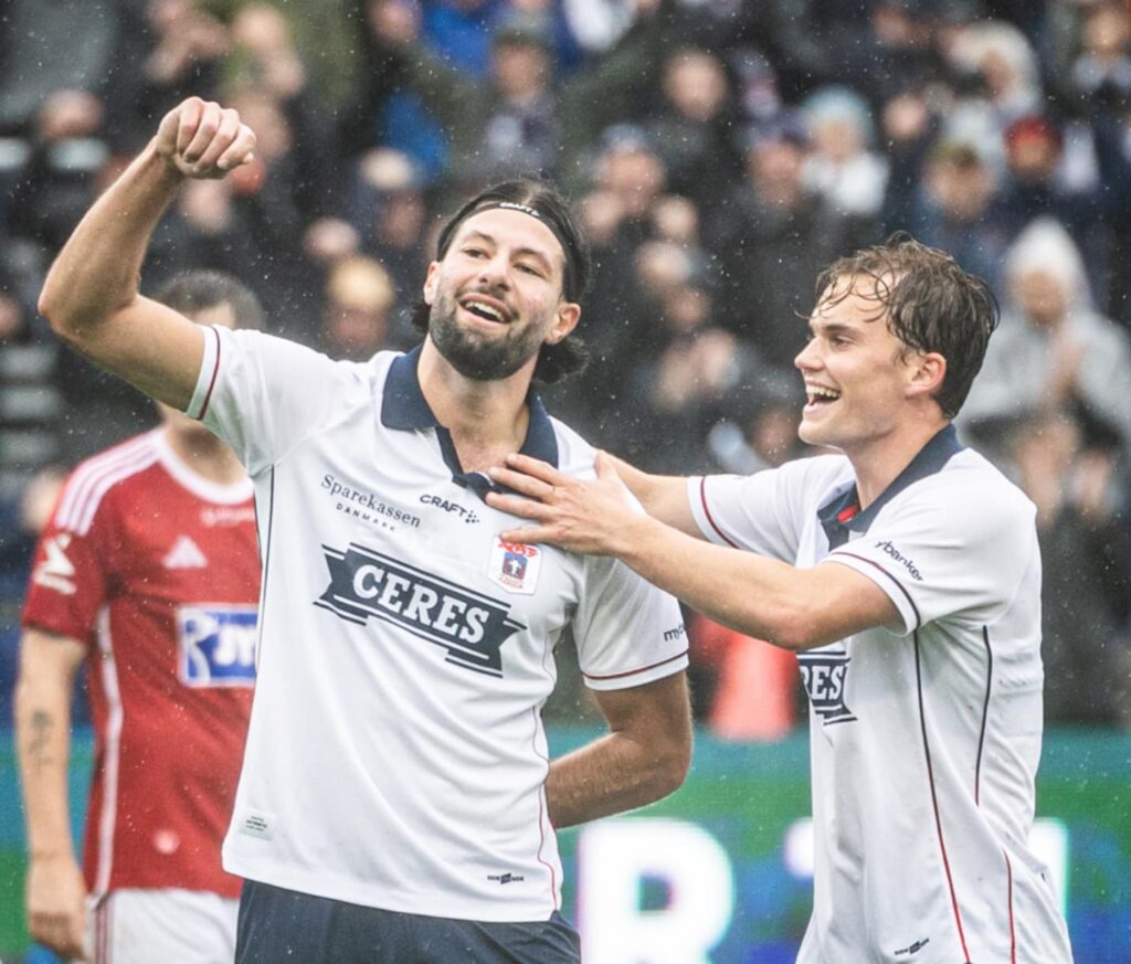 Kevin Yakob og Kristian Arnstad jubler efter scoring mod SIF.