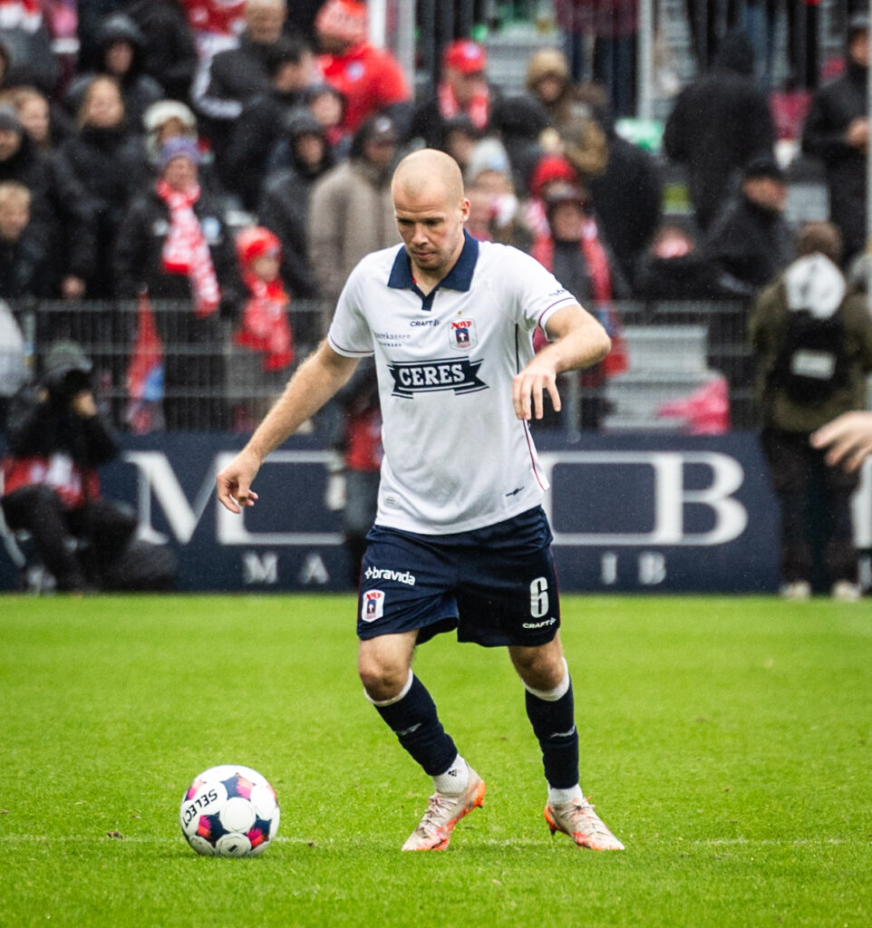 Nicolai Poulsen med bolden mod Silkeborg IF.