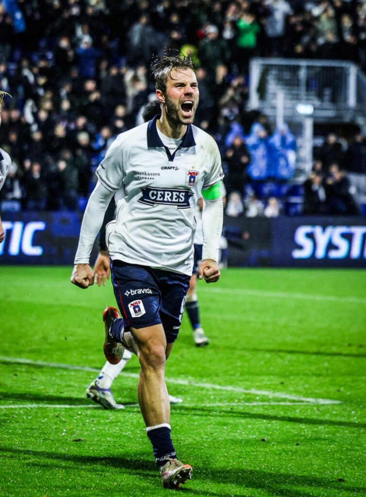 Patrick Mortensen jubler efter scoring mod Sønderjyske i pokalturneringen.