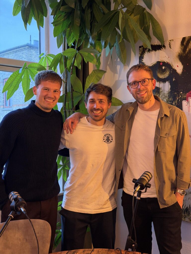 Andreas Stenshøj, Jonas Roulund og Kasper Gross efter optagelse af podcasten Lyden AGF.