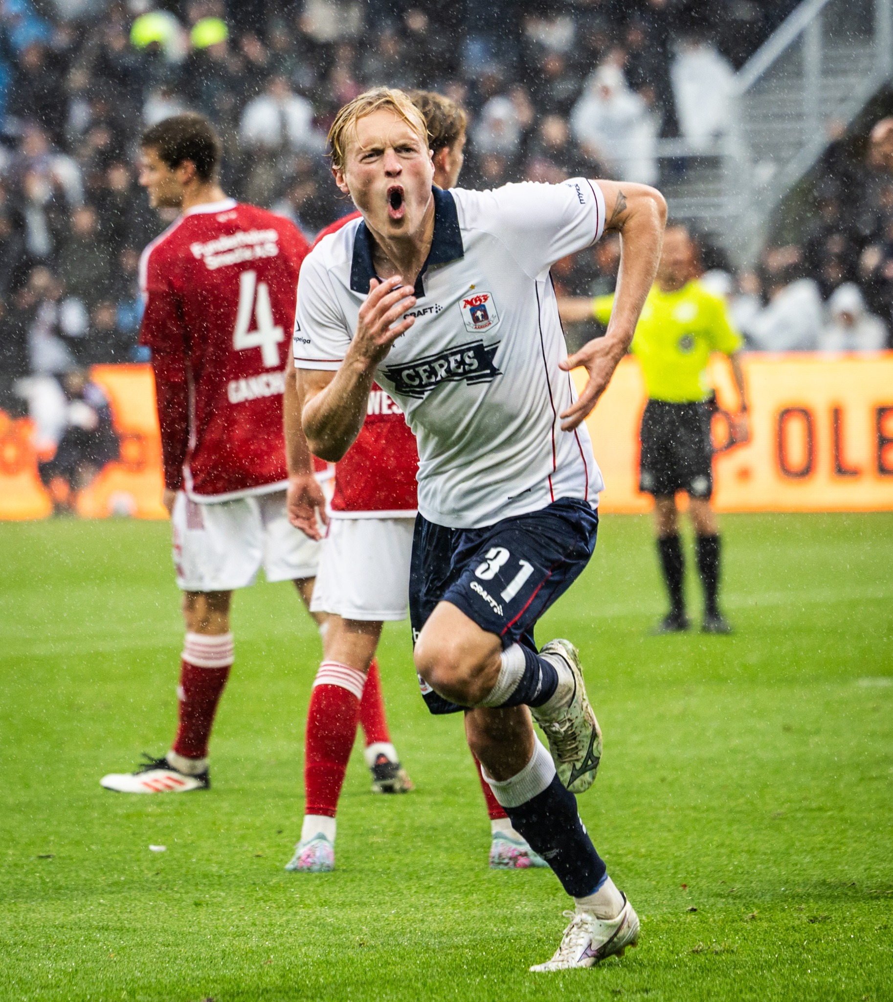 Tobias Bech jubler efter scoring mod Silkeborg IF.