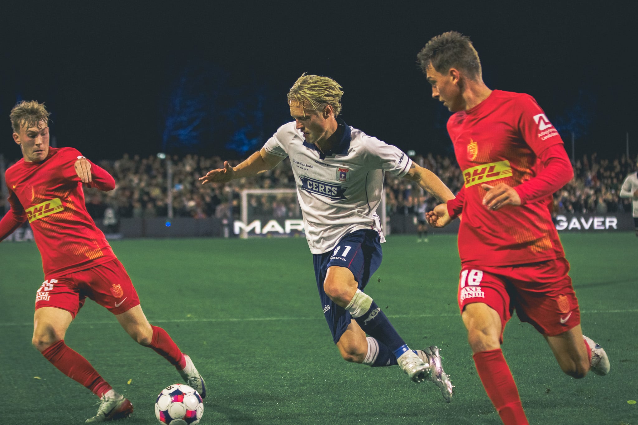 Tobias Bech med bolden mod FCN.