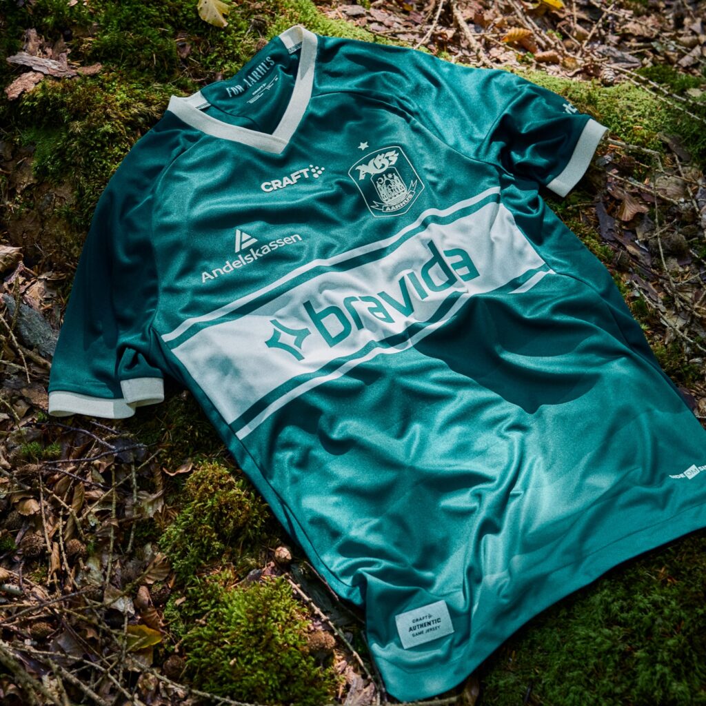 AGF's tredjetrøje 2025/2026 på skovbund.