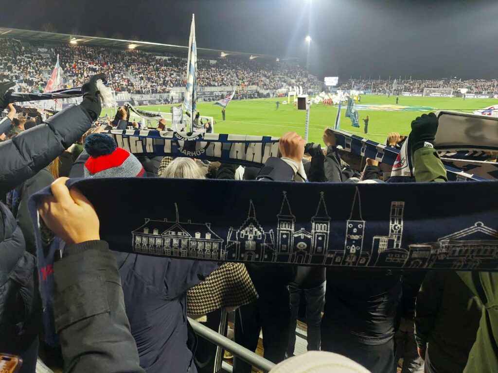 AGF-fans på stemningsafsnittet i Vejlby mod Sønderjyske.