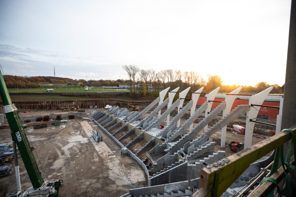 Stemningstribunen under opbygning oktober 2025.