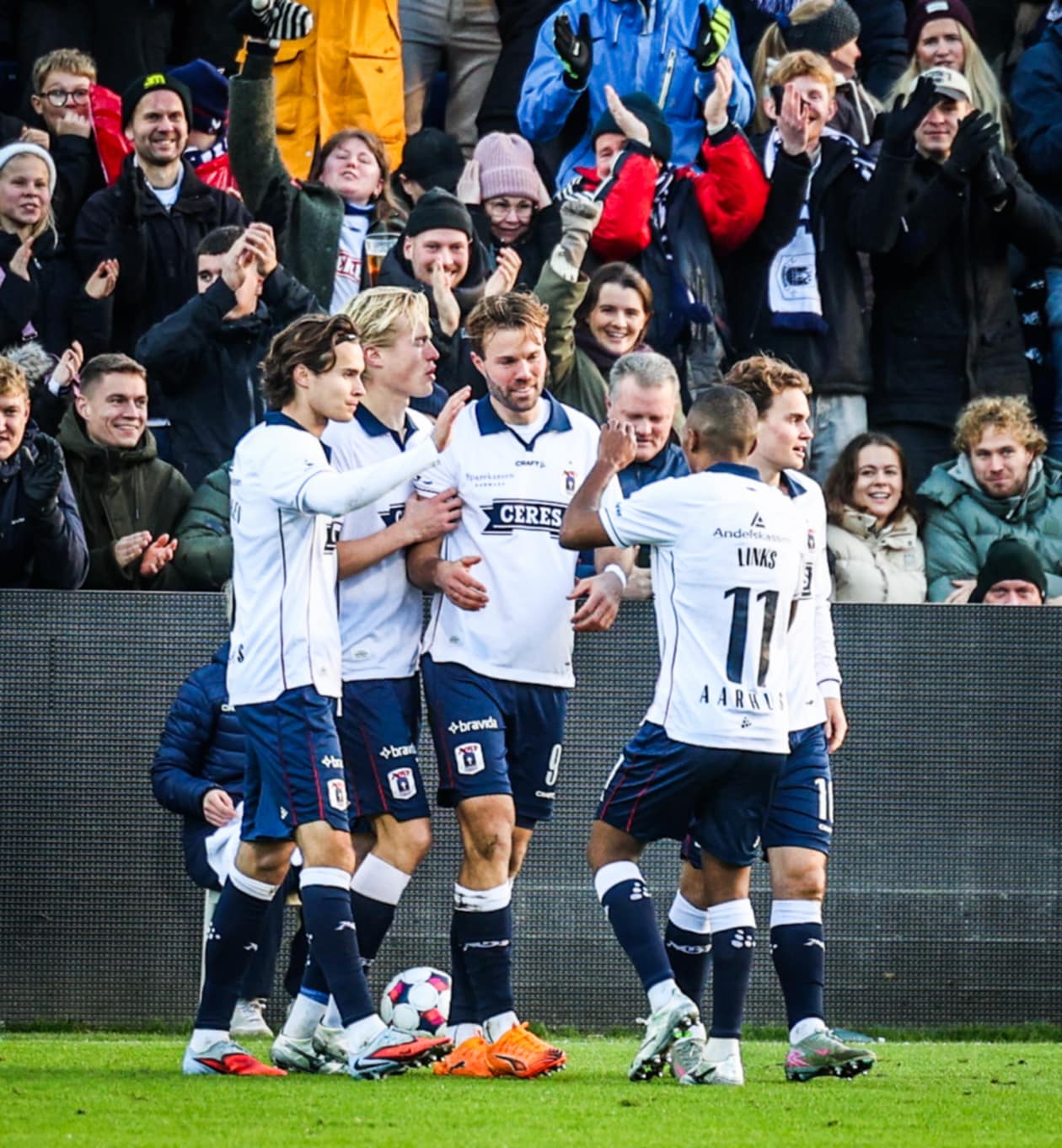 Patrick Mortensen og holdet jubler efter mål.