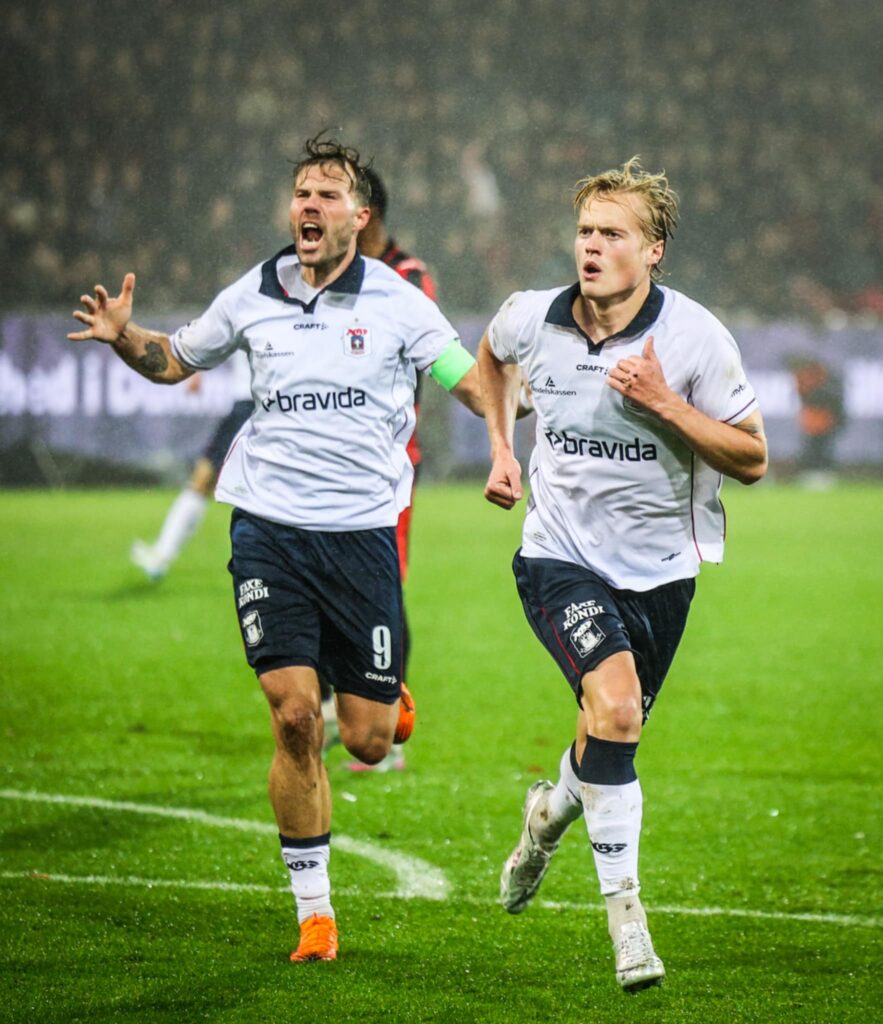 Patrick Mortensen og Tobias Bech jubler efter scoring mod FC Midtjylland.