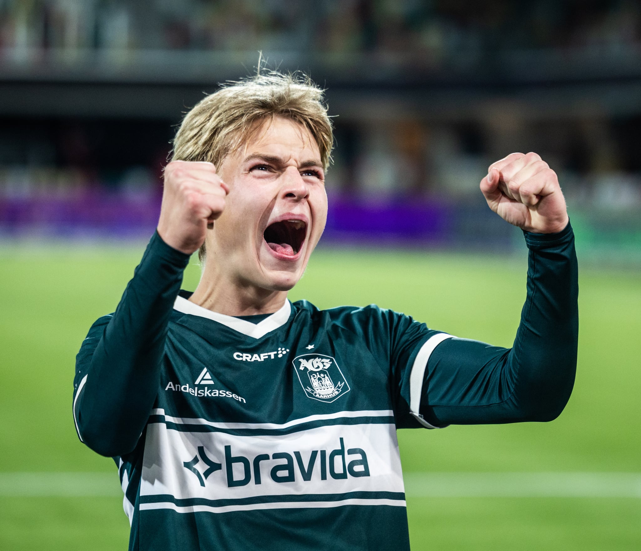 Oskar Haugstrup jubler efter sejr.