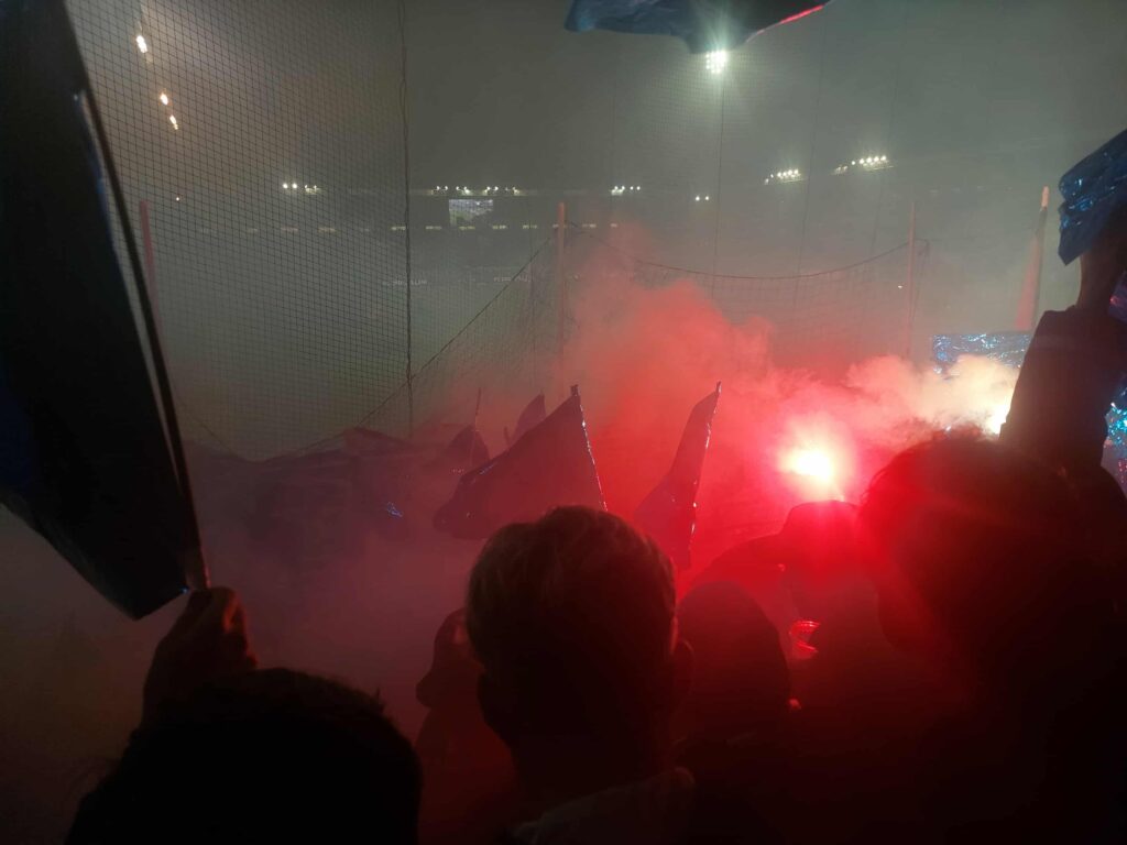 AGF-fans med pyro på MCH Arena.