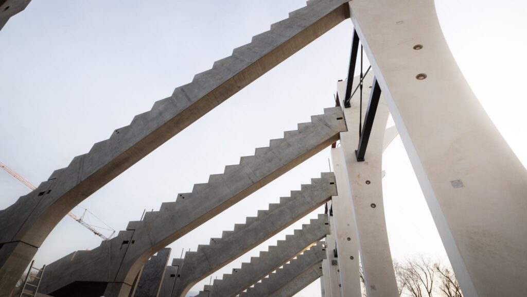 Søjler i Kongelunden. De vejer 70 ton og måler 20 meter i højden.
