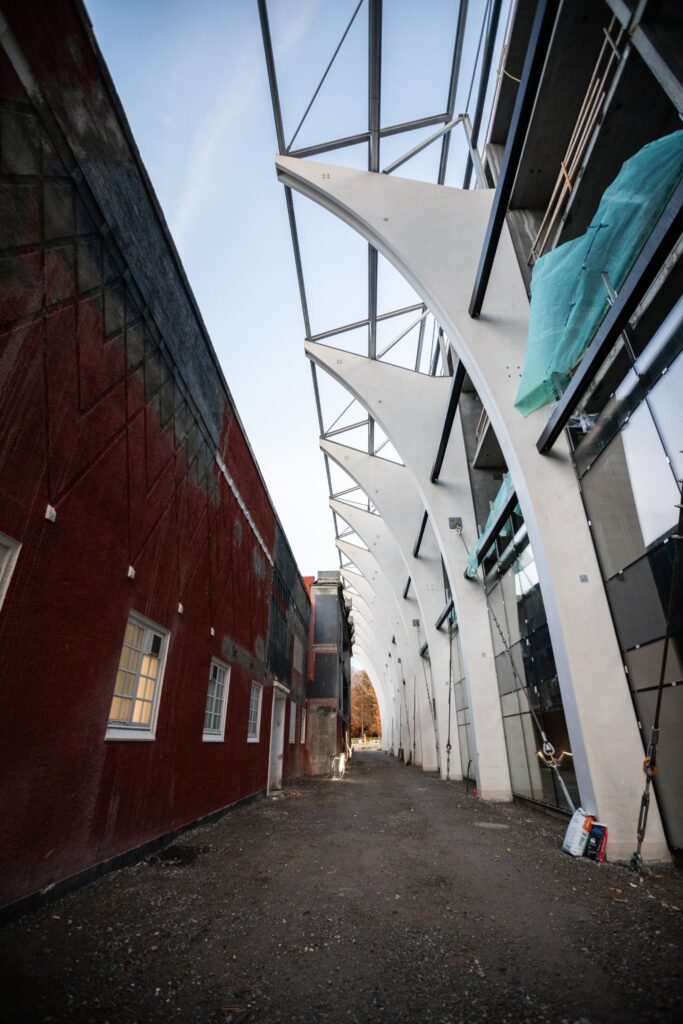 Stadionhallerne forbindes med stadion via en glasgangbro.