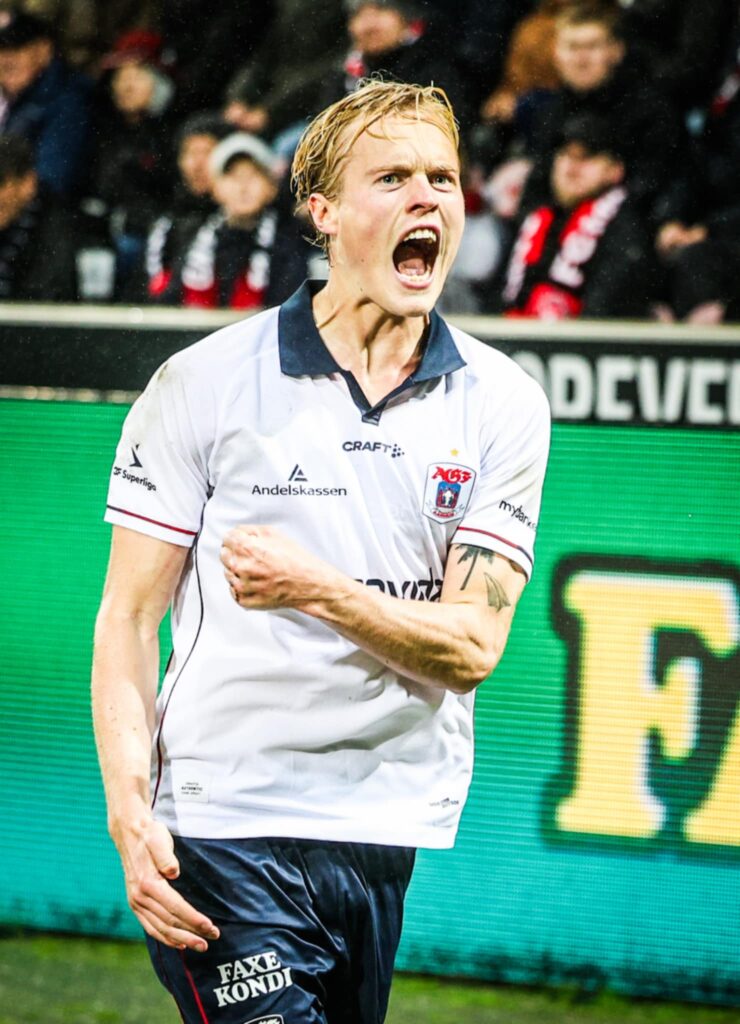 Tobias Bech jubler efter mål mod FCM.