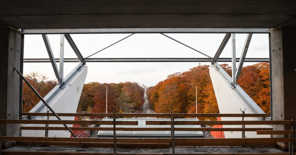 Udsigt fra Guld+ ind mod byen i akse med Skt. Lukas Kirken.