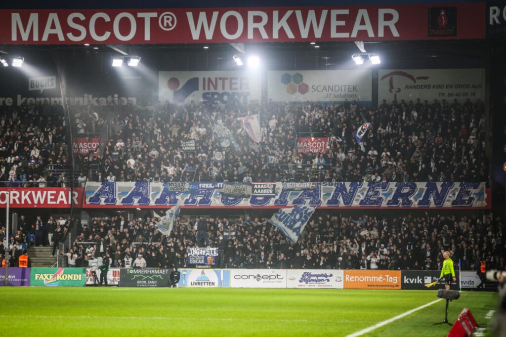AGF-fans på tribunen i Randers.