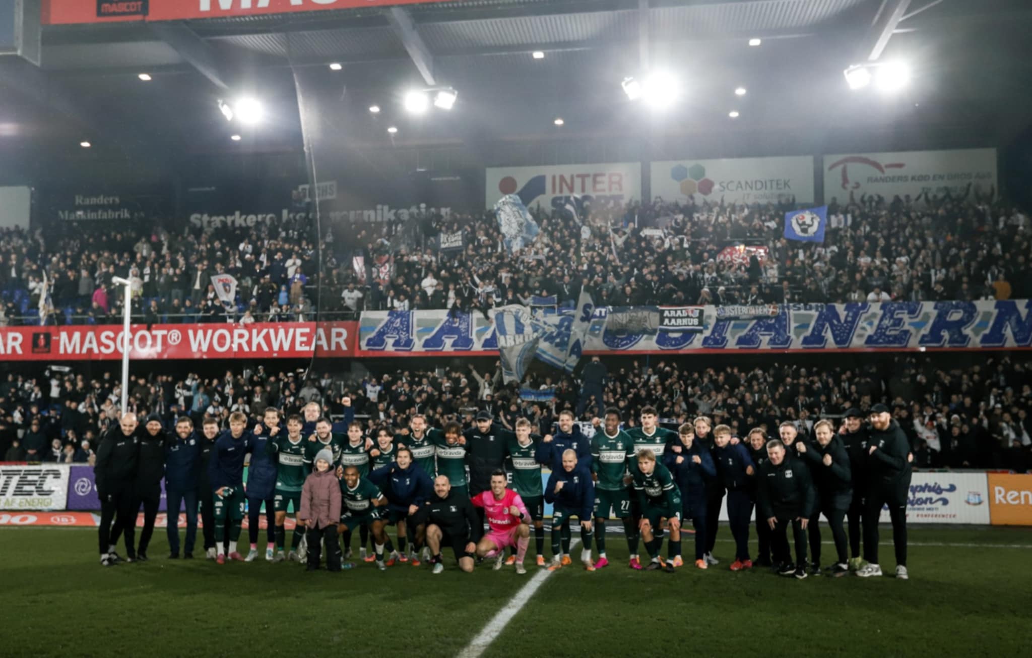 AGF-holdet foran AGF-fansene i Randers efter sejr på Cepheus Park.