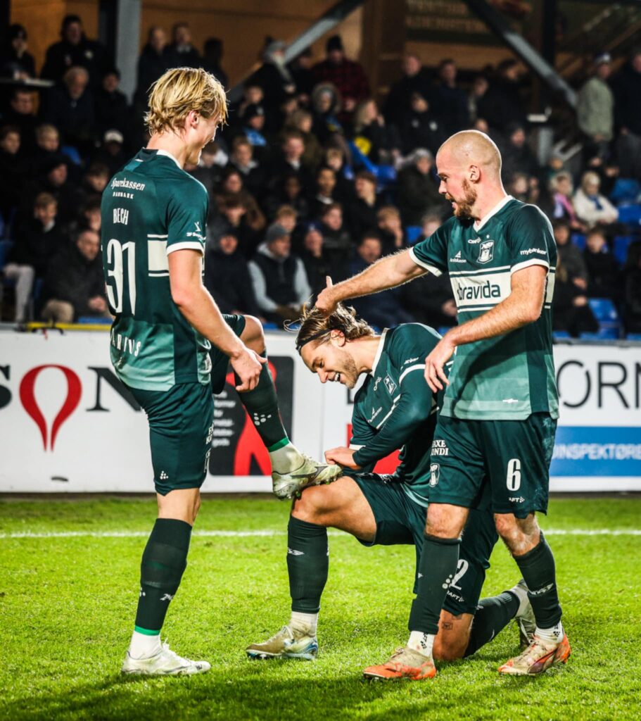 Tobias Bech får pudset støvlen af Felix Beijmo.