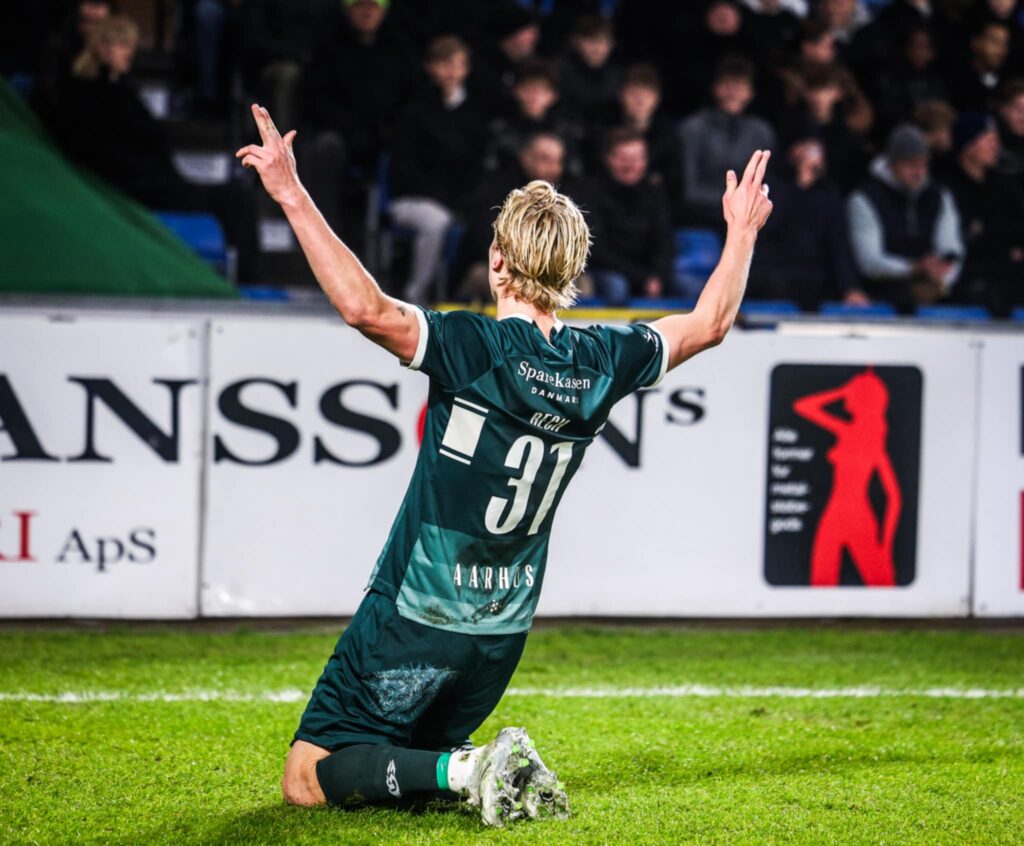 Tobias Bech jubler efter scoring på Cepheus Park.