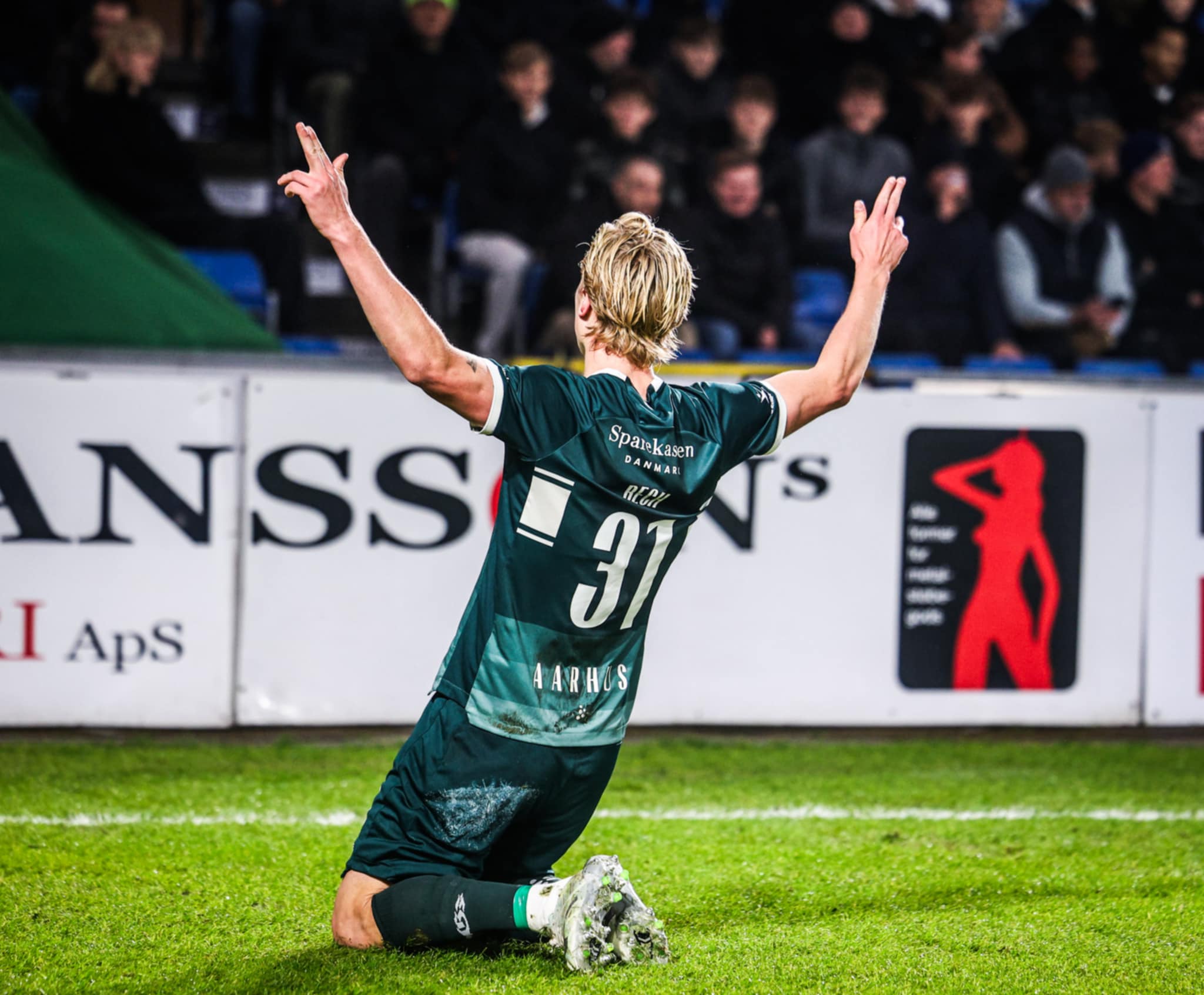 Tobias Bech jubler efter scoring på Cepheus Park.