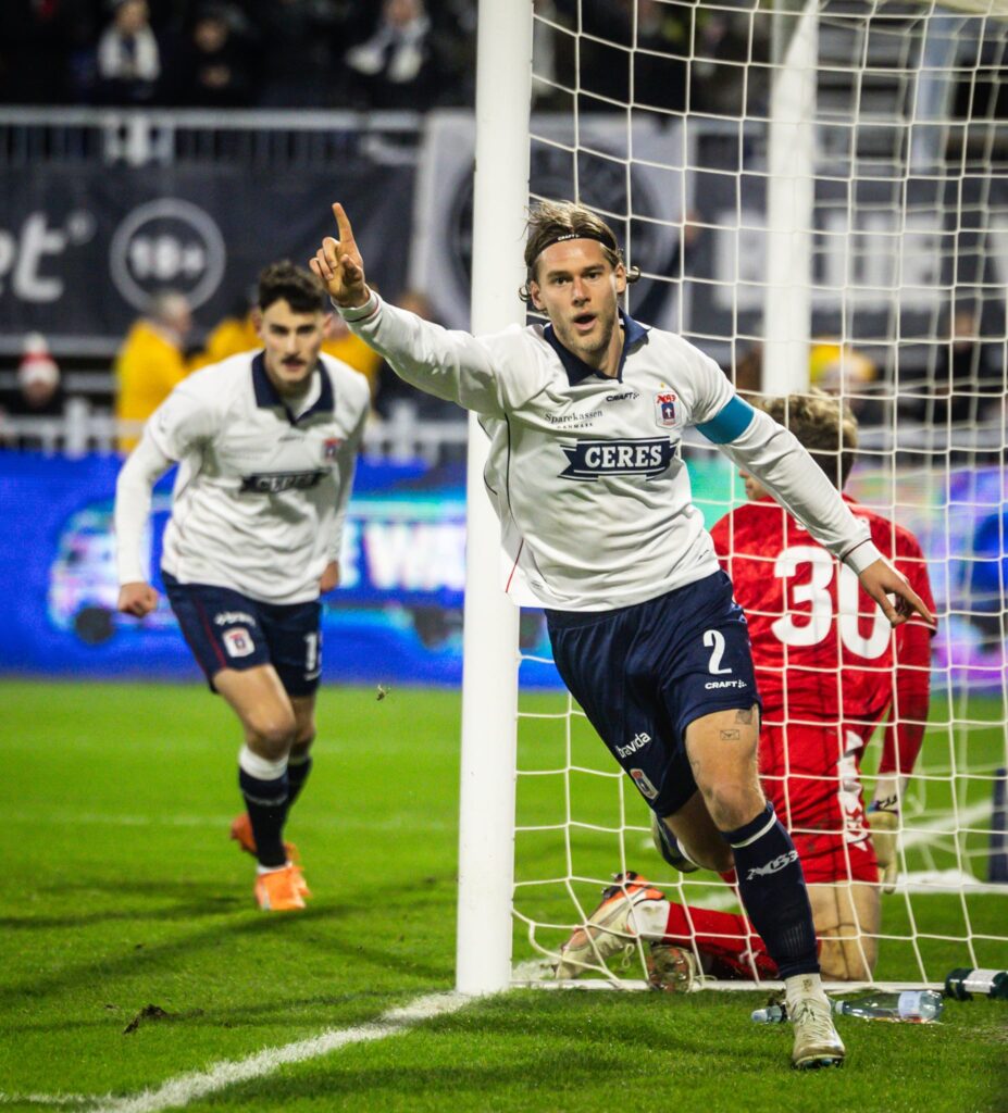 Felix Beijmo jubler efter scoring på hjemmebane mod OB.