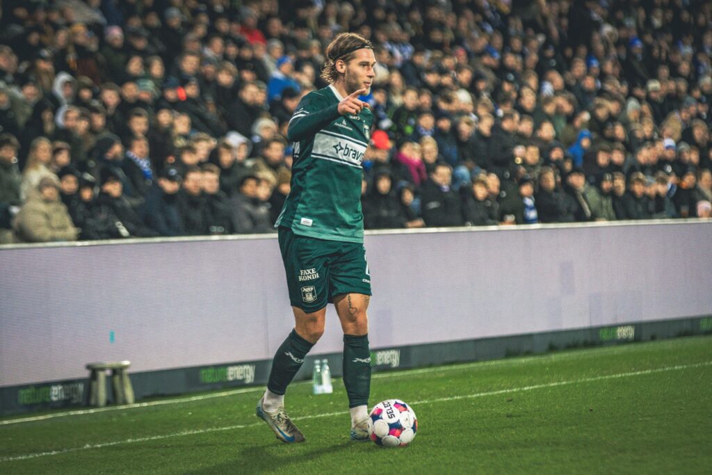 Felix Beijmo med bolden imod OB.