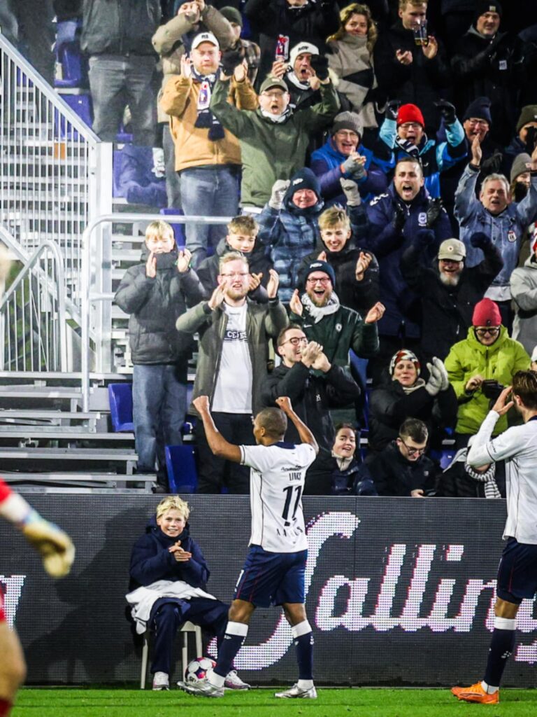 Gift Links jubler efter scoring mod OB.