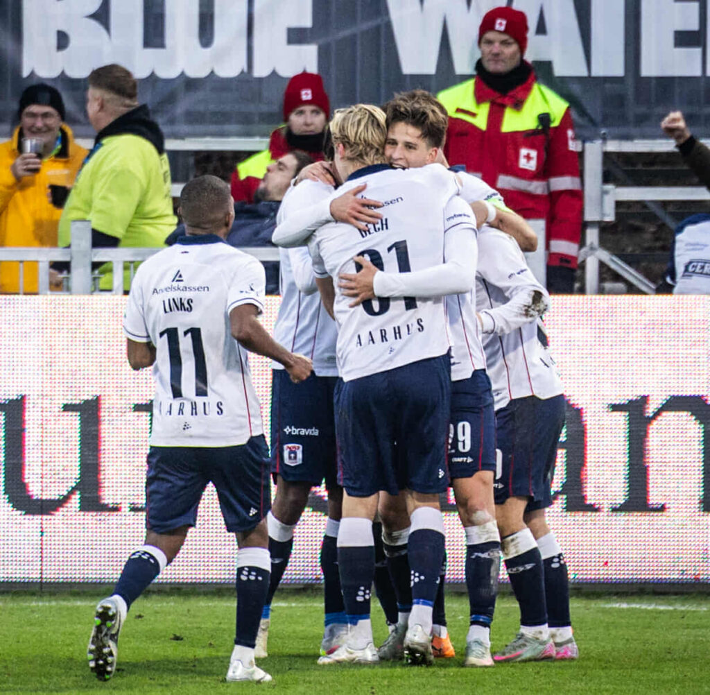 Holdet fejrer en scoring af Rasmus Carstensen.