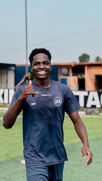 Jamea Bogere i El Cambio-trøje.