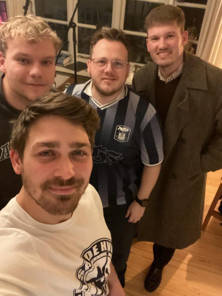 Jonas Roulund, Frederik Frandsen, Lasse Riget Juul og Andreas Stenshøj i studiet med Lyden AGF.