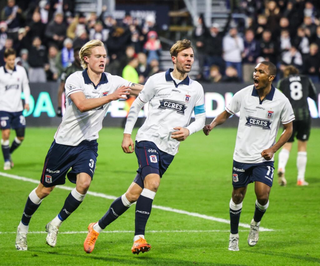 Patrick Mortensen tiljubles efter scoring imod OB.